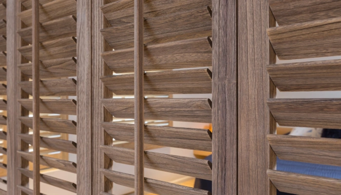 Bediening van houten shutters