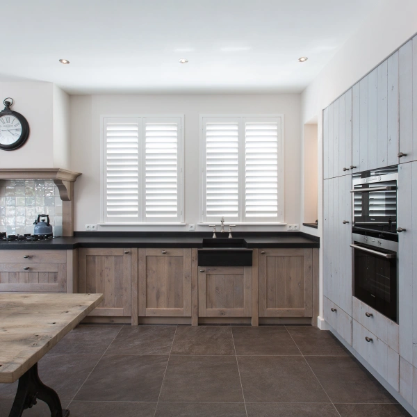 Witte shutters van hout in landelijke keuken