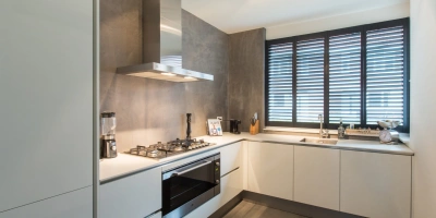 Keuken met stijlvolle moderne raamdecoratie