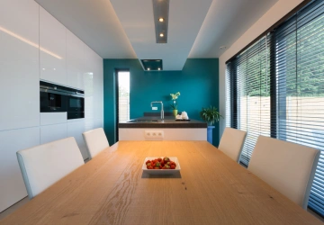 Keuken en eetkamer met moderne blinds