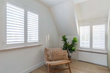 witte houten shutters als raamdecoratie in de slaapkamer