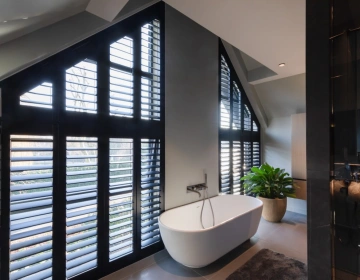 moderne badkamer met zwarte shutters
