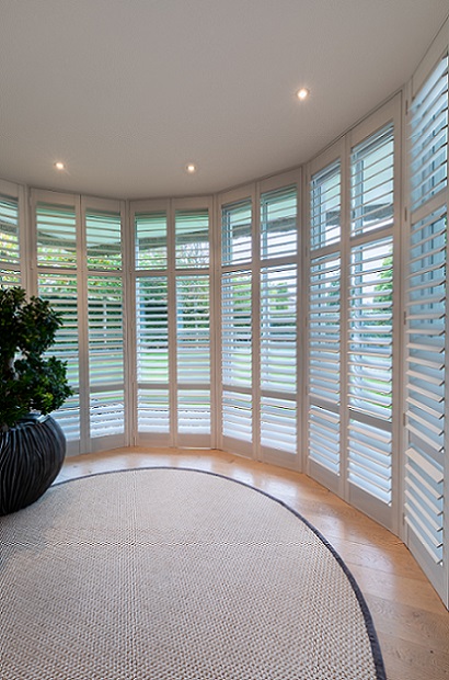 Ronder erker met witte shutters