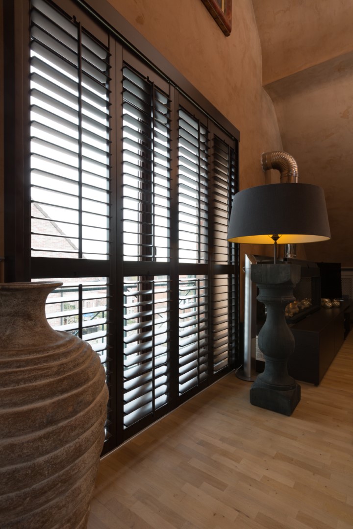 Shutters in Antwerpen met donkerbruine kleur