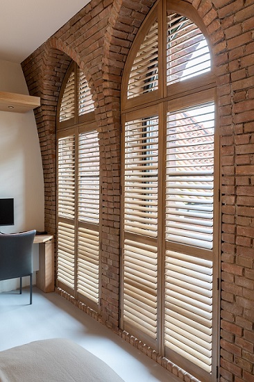 Houtkleurige shutters in Den Bosch