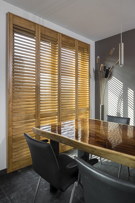 Houten shutters in de eetkamer