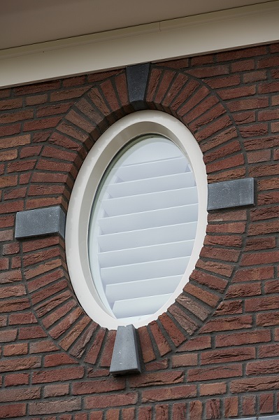 Ovaal raam met witte shutters