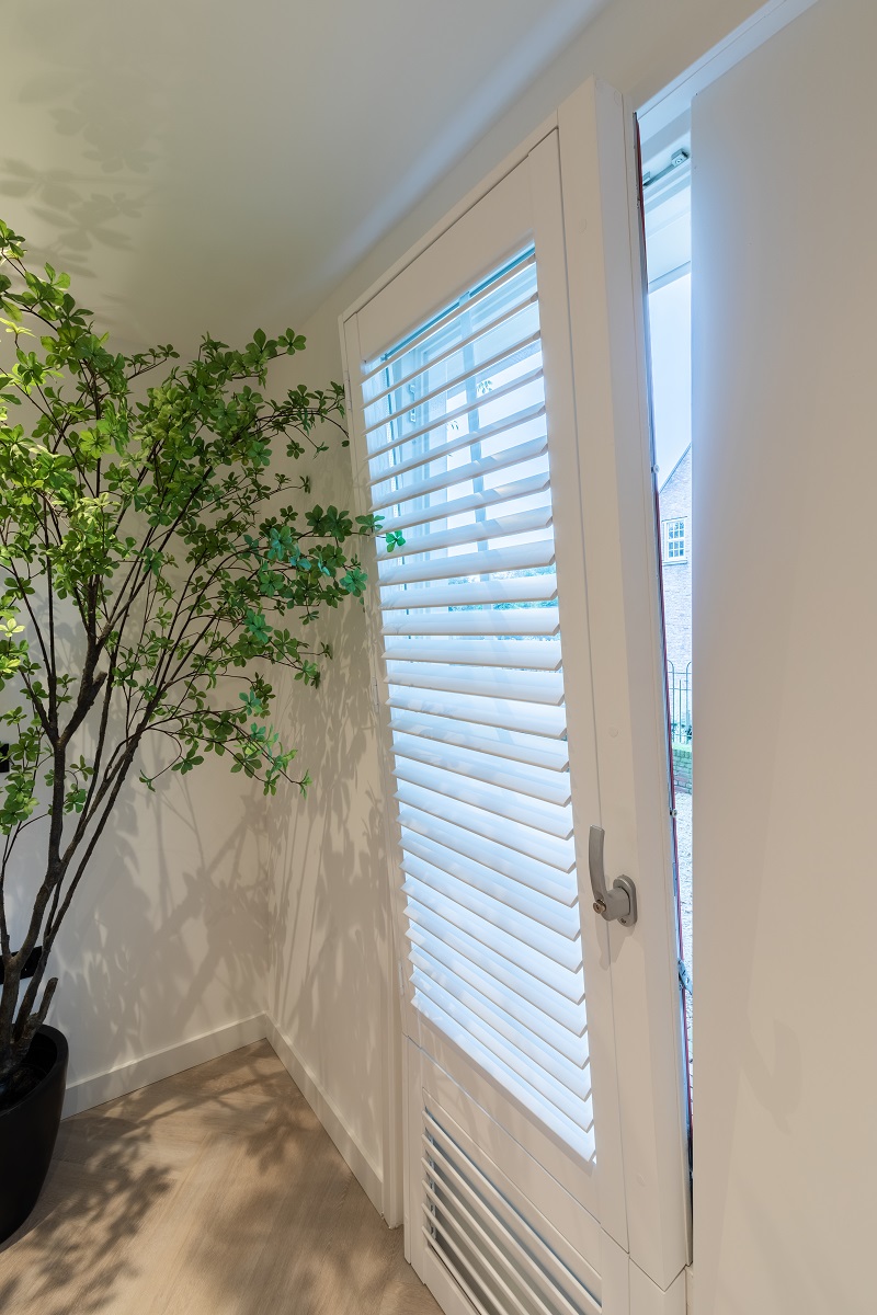 Witte shutters op rails