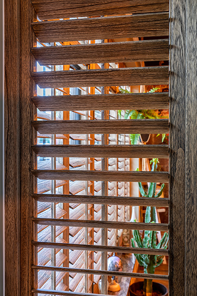 shutters-in-beitskleur-Van-Eyck-shutters.jpg