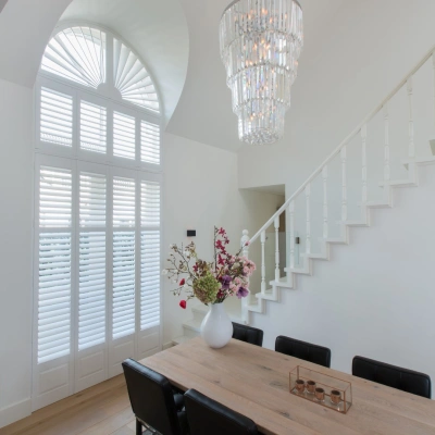 Ronde sunburst shutters in een toograam