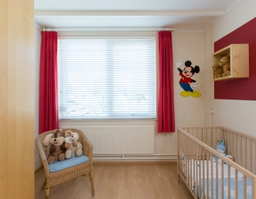 Chambre d'enfants avec rideaux et stores