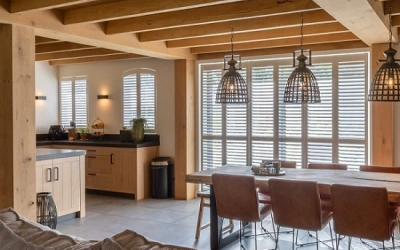 Cuisine rustique avec shutters en bois