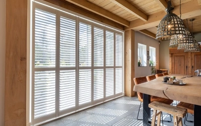 Shutters blancs en bois pour grande fenêtre