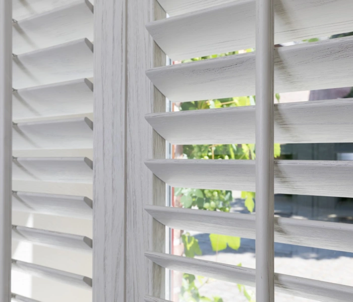 Houten witte shutters als raamdecoratie