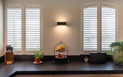 Witte shutters met ronde vormen in keuken