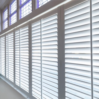 Witte shutters met glas-in-loodraam in Maastricht