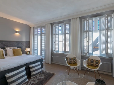 Master bedroom met openslaande shutters in Maastricht