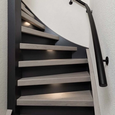 Renovation d'escalier avec main courante noir et eclairage led