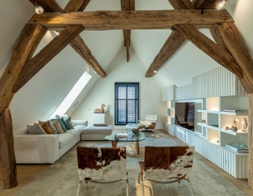 Shutters noirs pour petite fenêtre dans le salon