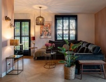 Shutters noirs dans le salon