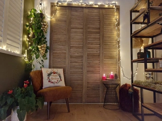 Shutters-in-beitskleur-met-kerstdecoractie-interieur.jpg