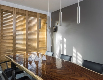 Houten shutters in woonkamer