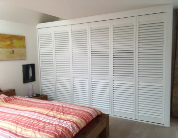 Witte shutters als kastenwand