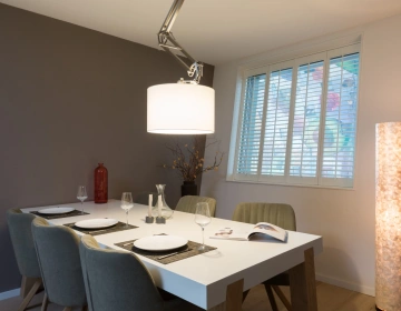 shutters in een schuinlopende muur in woonkamer