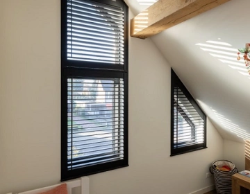 Shutters noirs dans la chambre