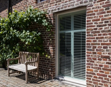 Extérieur de maison avec shutters