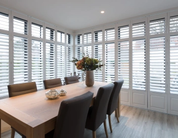 Witte shutters woonkamer