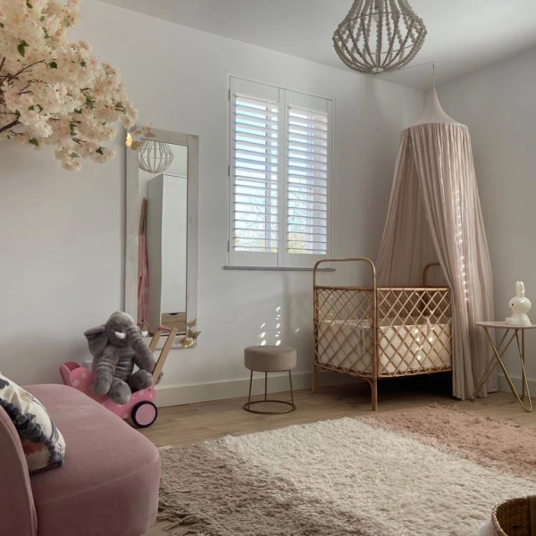 Witte shutters in de kinderkamer