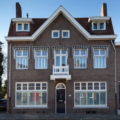 Stijlvolle witte shutters als raamdecoratie in Maastricht