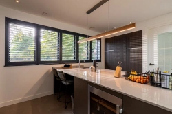 Stijlvolle-houten-shutters-modern-interieur.jpg