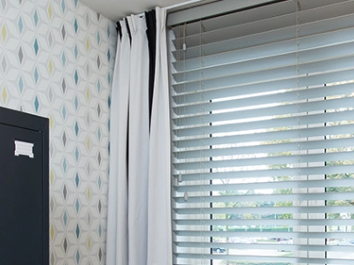 Stijlvolle blinds in retro slaapkamer