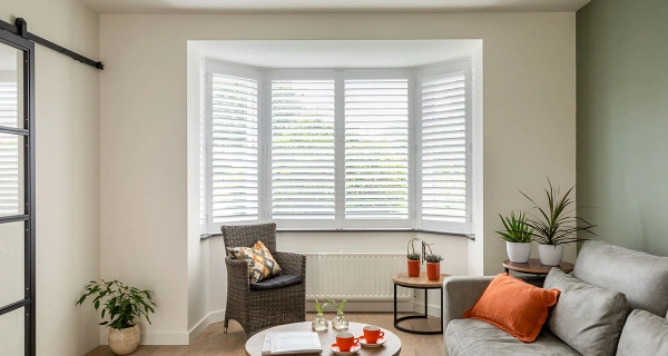 Witte shutters in ronde erker