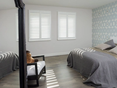 Slaapkamer met witte shutters in Retro stijl
