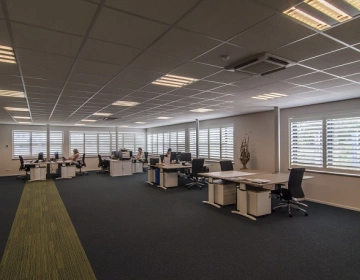 Shutters dans un grand espace de bureau