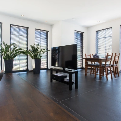 Zwarte aluminium blinds in woonkamer vraag