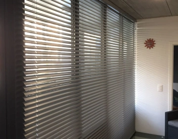 Aluminium blinds in slaapkamer