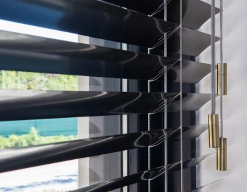 zwarte aluminium blinds van Van Eyck shutters