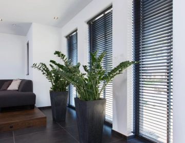 zwarte aluminium blinds in woonkamer