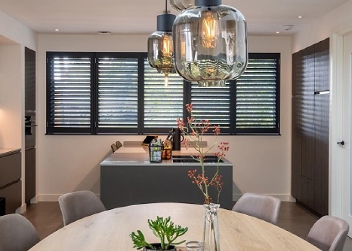 Moderne woning met antracietkleurige shutters