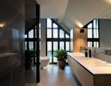 Moderne zwarte shutters in de badkamer