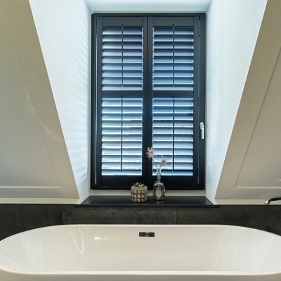 Badkamer met kleine zwarte shutters