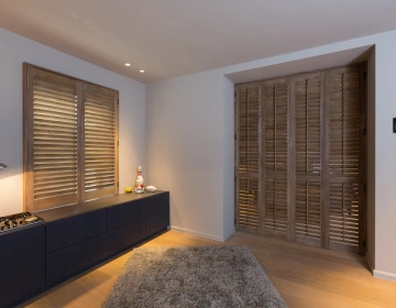 Beitskleur shutters als roomdivider en kastdeur