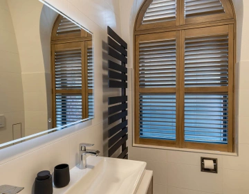 Toograam met beitskleur shutters als raamdecoratie