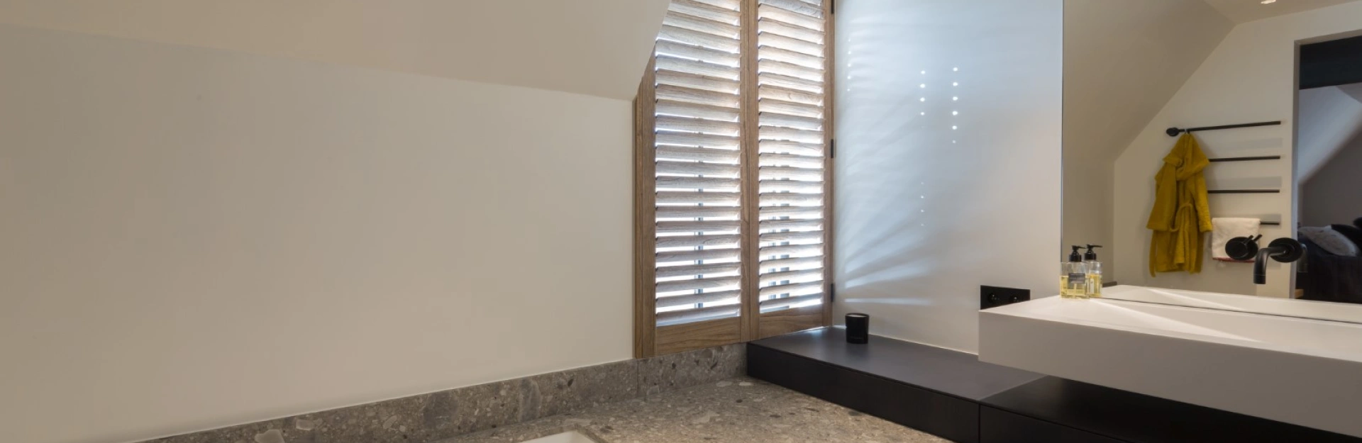 Badkamer met beitskleur shutters