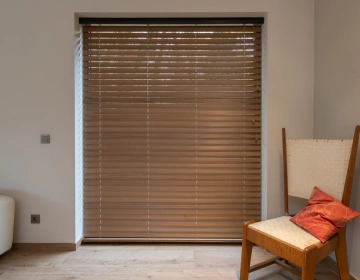 beitskleur blinds in de woonkamer