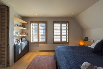 Houten shutters in slaapkamer